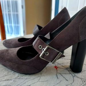 Vera Wang dark gray suede heels 9.5